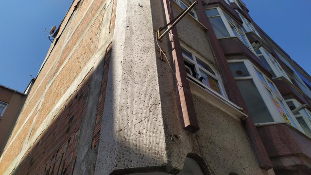 Esenler'de iki bina çatladı! Vatandaşlar tahliye edildi kapılar mühürlendi - Resim: 0