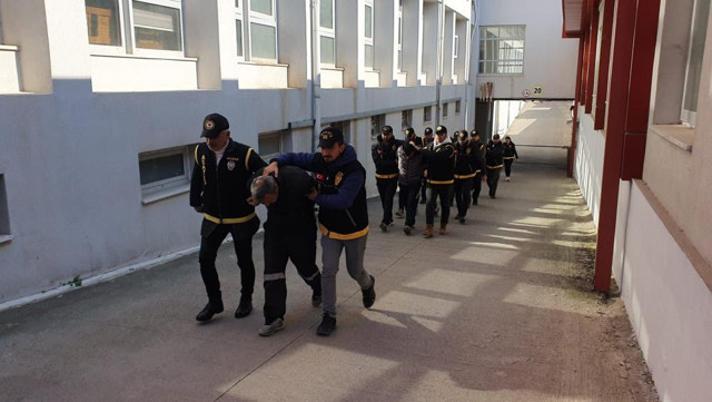 Depremzedelerin araçlarına göz diktiler! Ekipler harekete geçti gözaltına alındılar - Resim: 0