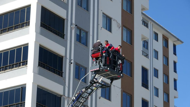 Deprem bölgesinde 11. kattaki evlerinden 384 saat sonra kurtarıldılar - Resim: 0