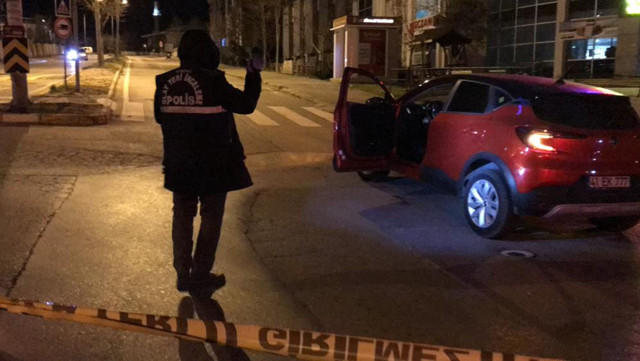 Silahlı saldırıya uğradı, arabasına binip kaçtı! Yolda gördüğü vatandaştan yardım istedi - Resim: 0