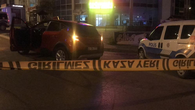 Silahlı saldırıya uğradı, arabasına binip kaçtı! Yolda gördüğü vatandaştan yardım istedi - Resim: 1