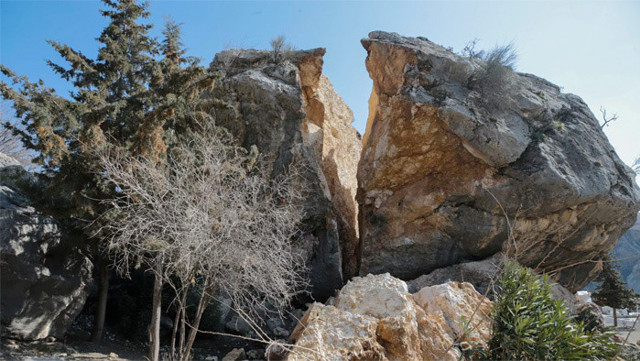 Depremin sekizinci günü yerinden çıkan dev kaya parçası evi harabeye çevirdi - Resim: 0