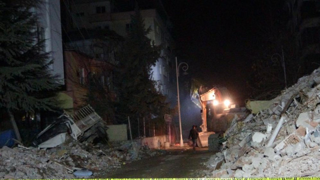 En acı bekleyiş! Enkaz başından bir an olsun ayrılmıyorlar - Resim: 0