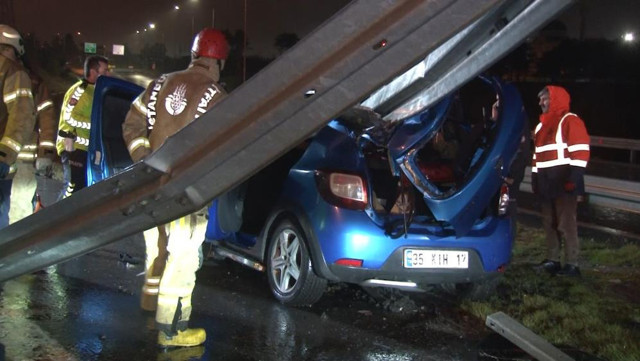 TEM Otoyolu'nda feci kaza! Otomobil bariyere girdi - Resim: 0