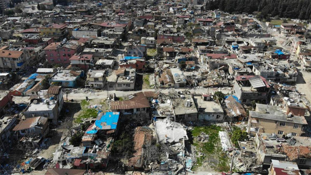 Depremle yerle bir olan Emek Mahallesi’nin sakinleri, kentsel dönüşüm gerçeğini anlattı - Resim: 1