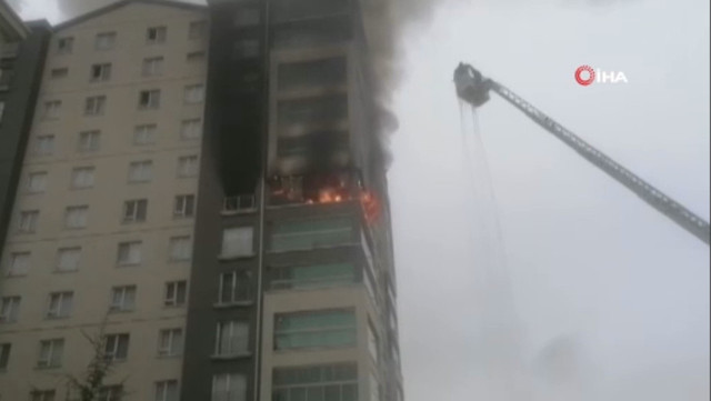 Ankara'da 12 katlı apartmanda korkutan yangın: 14 kişi dumandan etkilendi - Resim: 1