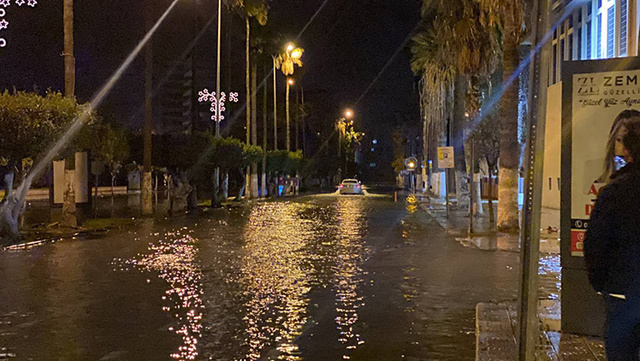 Hatay İskenderun'da deniz seviyesi yükseldi - Resim: 0