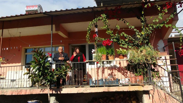 42'nci evlilik yıl dönümünde kocası en büyük sürprizi yaptı - Resim: 0