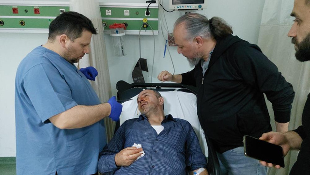 Ev sahibi ile kiracı birbirine girdi! Sopalı ve bıçaklı kavgada 8 kişi hastanelik oldu - Resim: 0