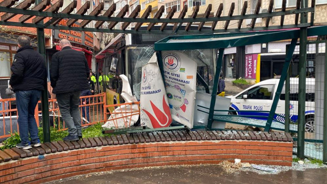 İstanbul'da freni boşalan halk otobüsü ortalığı savaş alanına çevidi - Resim: 0