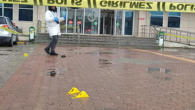 Adliye önünde koca dehşeti! Boşanmak istediği eşini silahla vurdu - Resim: 0