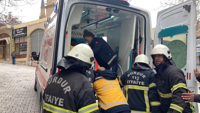 Eşine kızdı cinnet geçirdi! İspirto dökerek kendini ve dükkanını yakmaya çalıştı! - Resim: 1