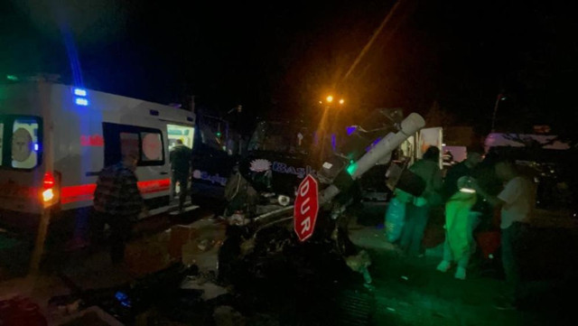 Tur minibüsü ile otomobil çarpıştı ortalık savaş alanına döndü! Çok sayıda yaralı var - Resim: 0