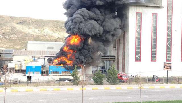 Çankırı’da korkutan fabrika yangını: Siyah dumanlar gökyüzünü kapladı - Resim: 0