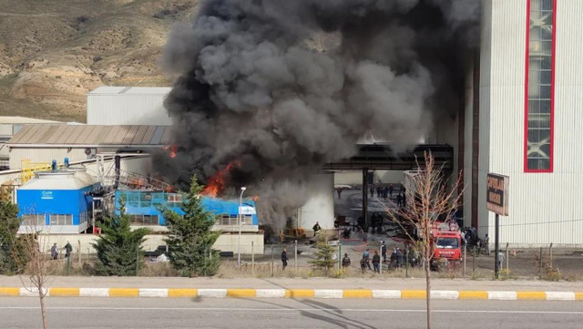 Çankırı’da korkutan fabrika yangını: Siyah dumanlar gökyüzünü kapladı - Resim: 1
