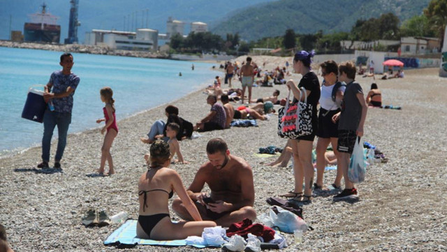 Antalya'da hava ısınınca turistler sahilleri doldurdu - Resim: 0