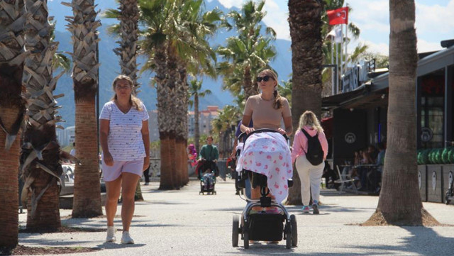 Antalya'da hava ısınınca turistler sahilleri doldurdu - Resim: 1