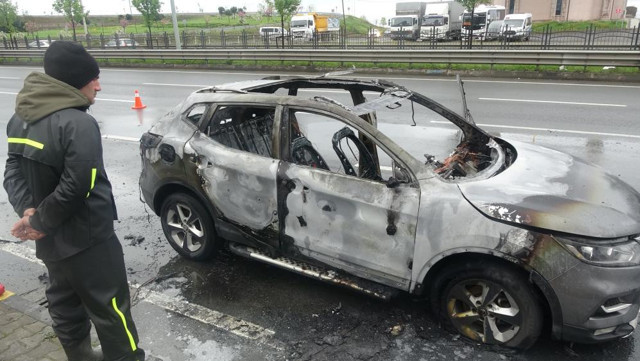 Trabzon'da cayır cayır yanan araçtan, kadın sürücü son anda kurtuldu - Resim: 2