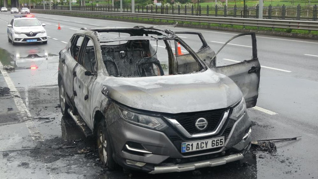 Trabzon'da cayır cayır yanan araçtan, kadın sürücü son anda kurtuldu - Resim: 3