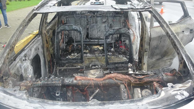 Trabzon'da cayır cayır yanan araçtan, kadın sürücü son anda kurtuldu - Resim: 4