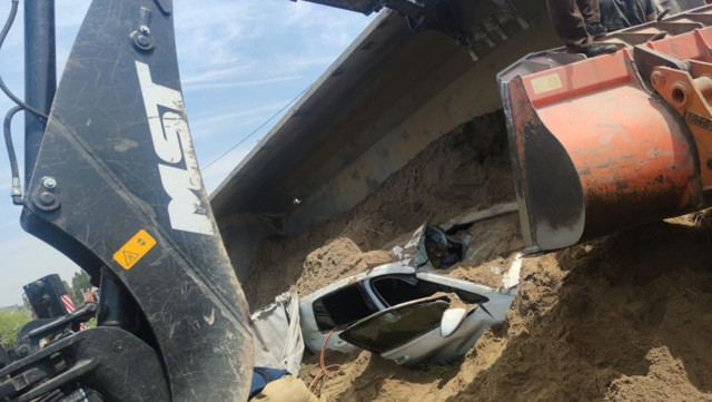 İzmir'de kum yüklü kamyon, otomobilin üzerine devrildi! Feci kazada 2 kişi yaralandı - Resim: 1