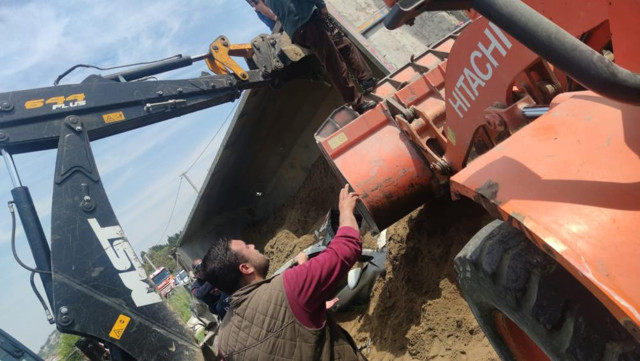 İzmir'de kum yüklü kamyon, otomobilin üzerine devrildi! Feci kazada 2 kişi yaralandı - Resim: 3