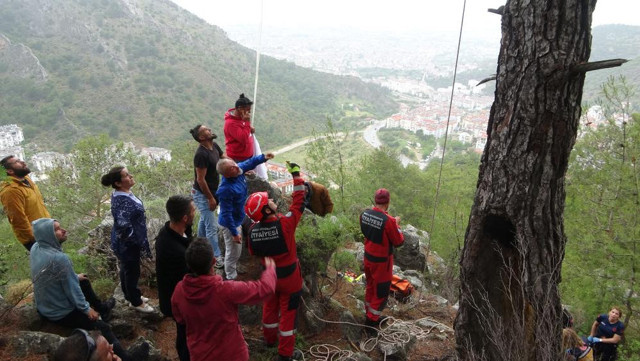 Fethiye'de kurtarma ekipleri ağaçlardan paraşütçü topluyor - Resim: 0