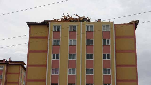 Sivas’ta kuvvetli rüzgar çatıyı yerinden söktü - Resim: 0