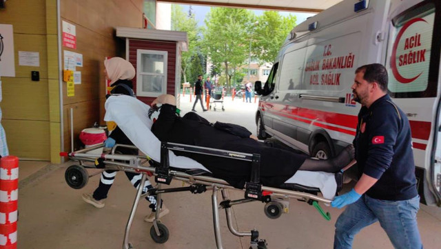 Bursa'da iki otomobil çarpıştı: 1'i çocuk 5 kişi yaralandı! - Resim: 0