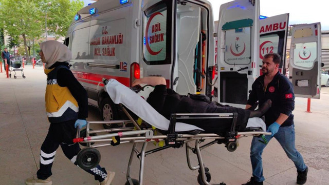 Bursa'da iki otomobil çarpıştı: 1'i çocuk 5 kişi yaralandı! - Resim: 1