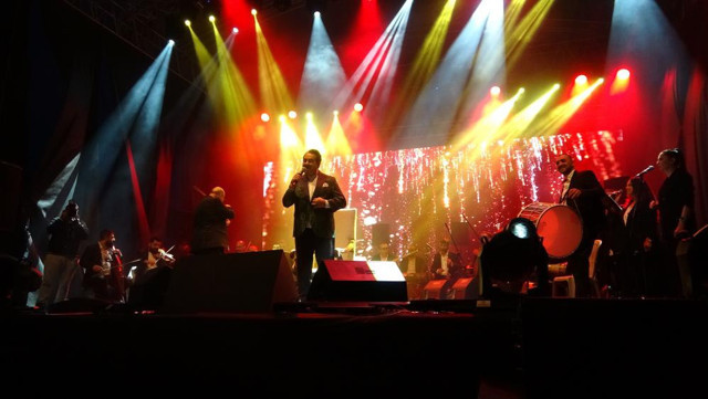 İbrahim Tatlıses 30 yıl aradan sonra Mersin'de! Bakan Nebati'den sahnede özel istek - Resim: 0