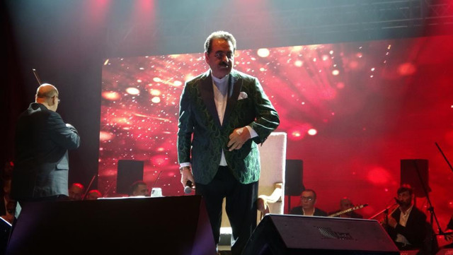 İbrahim Tatlıses 30 yıl aradan sonra Mersin'de! Bakan Nebati'den sahnede özel istek - Resim: 1