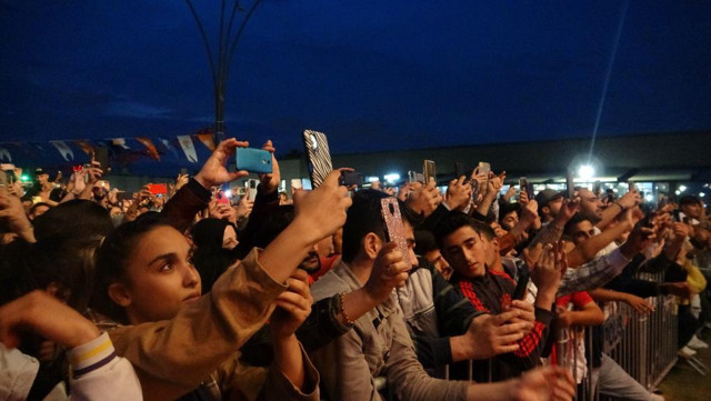 İbrahim Tatlıses 30 yıl aradan sonra Mersin'de! Bakan Nebati'den sahnede özel istek - Resim: 2