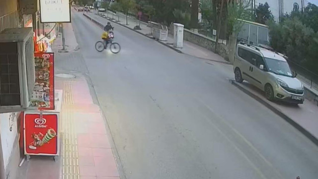 Bisikletli çocuğa çarpmamak için kendini feda etti! Kazanı anı kamerada: Geri döndü başında bekledi! - Resim: 1