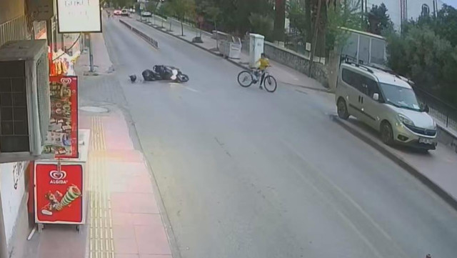 Bisikletli çocuğa çarpmamak için kendini feda etti! Kazanı anı kamerada: Geri döndü başında bekledi! - Resim: 3