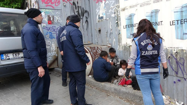 Zabıtadan kaçan dilenciler ağaca çıkarak saklandı! Rahat tavırları ve şarkı söylemeleri dikkat çekti - Resim: 2