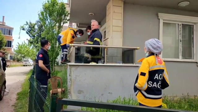 Sakarya'da ilginç olay! Evde kilitli kaldığı söylenen yaşlı kadın ekiplere zorluk çıkardı - Resim: 1