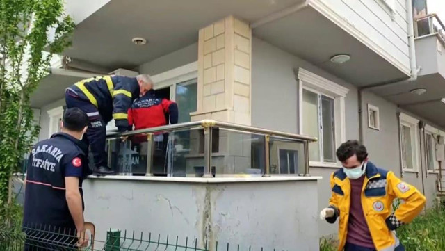 Sakarya'da ilginç olay! Evde kilitli kaldığı söylenen yaşlı kadın ekiplere zorluk çıkardı - Resim: 2