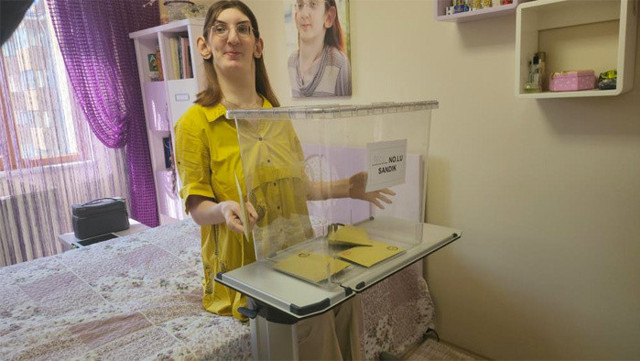 Dünyanın en uzun boylu kadını oyunu evinde kullandı - Resim: 0