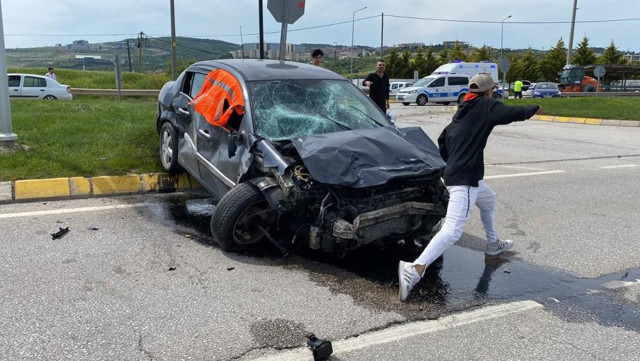 Kocaeli'de feci kaza! 3 araç çarpıştı, 3 kişi yola savruldu: İlk müdahaleyi yoldan geçen ambulanstaki ekip yaptı - Resim: 1