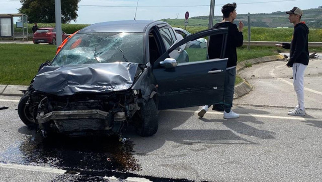 Kocaeli'de feci kaza! 3 araç çarpıştı, 3 kişi yola savruldu: İlk müdahaleyi yoldan geçen ambulanstaki ekip yaptı - Resim: 2