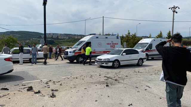 Kocaeli'de feci kaza! 3 araç çarpıştı, 3 kişi yola savruldu: İlk müdahaleyi yoldan geçen ambulanstaki ekip yaptı - Resim: 3