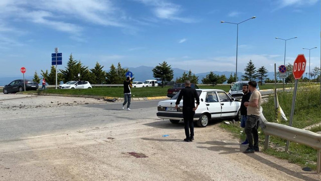 Kocaeli'de feci kaza! 3 araç çarpıştı, 3 kişi yola savruldu: İlk müdahaleyi yoldan geçen ambulanstaki ekip yaptı - Resim: 4