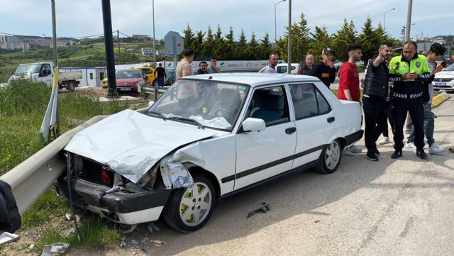 Kocaeli'de feci kaza! 3 araç çarpıştı, 3 kişi yola savruldu: İlk müdahaleyi yoldan geçen ambulanstaki ekip yaptı - Resim: 5