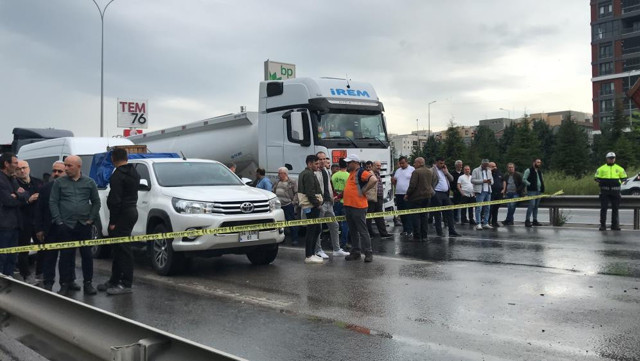 TEM'de tır makaslayınca trafik durdu, araçlar kontak kapattı - Resim: 0