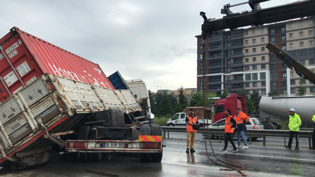 TEM'de tır makaslayınca trafik durdu, araçlar kontak kapattı - Resim: 1