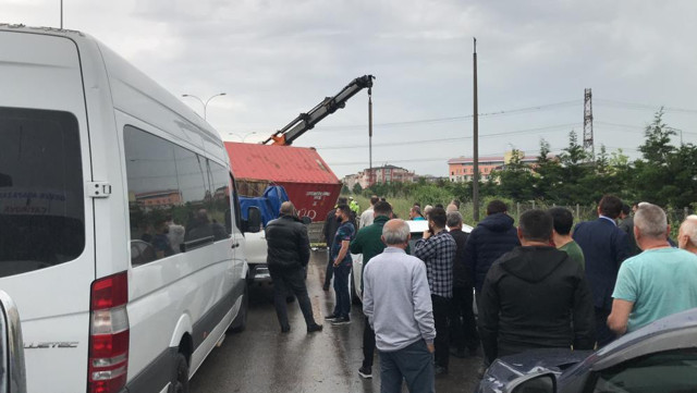 TEM'de tır makaslayınca trafik durdu, araçlar kontak kapattı - Resim: 2