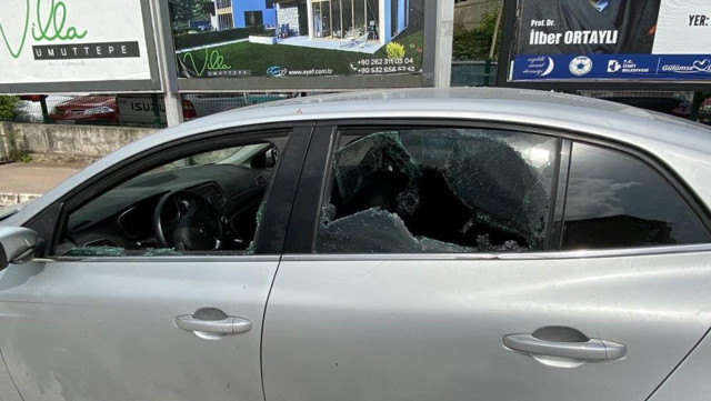 Kocaeli'de trafikte kavga çıktı, araçtan sopa ile inip dehşet saçtılar! O anlar saniye saniye kamerada - Resim: 2