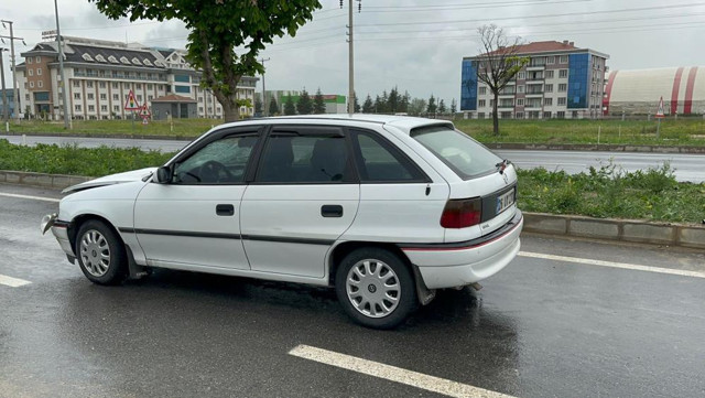 Afyonkarahisar’da kaza sonrası ilginç görüntü! Cama saplandı - Resim: 1