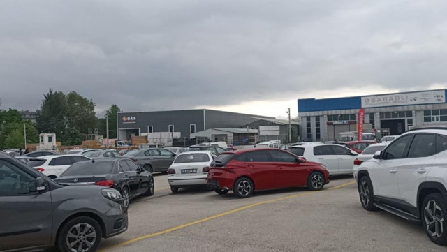 Bolu'da otomobil pazarında kavga: Yumruklar havada uçuştu, sopa ve muştayla darp ettiler! - Resim: 1